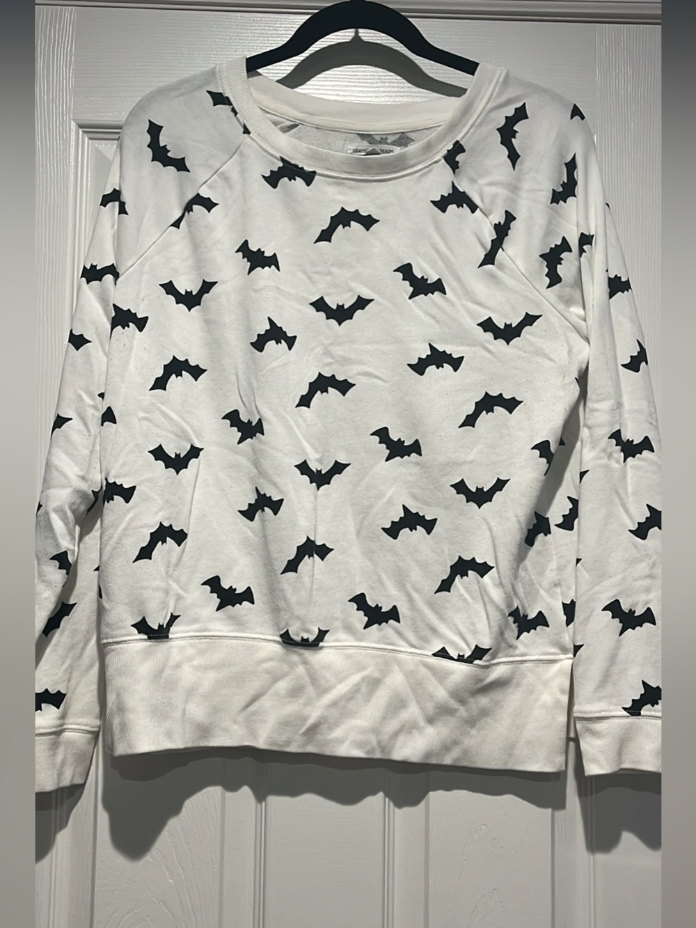 Bat-Print Women’s Sweatshirt - Cozy Halloween Pullover